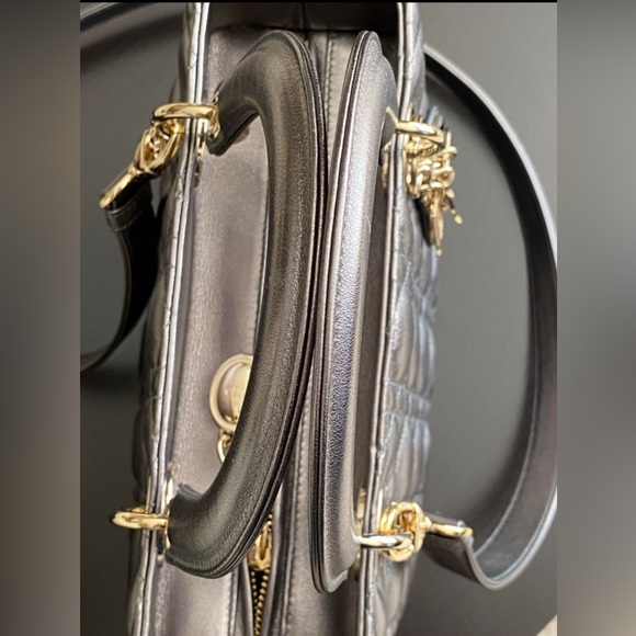 CHRISTIAN DIOR
Metallic Calfskin Cannage Medium Lady Dior
Gunmetal Grey - Picture 13 of 16